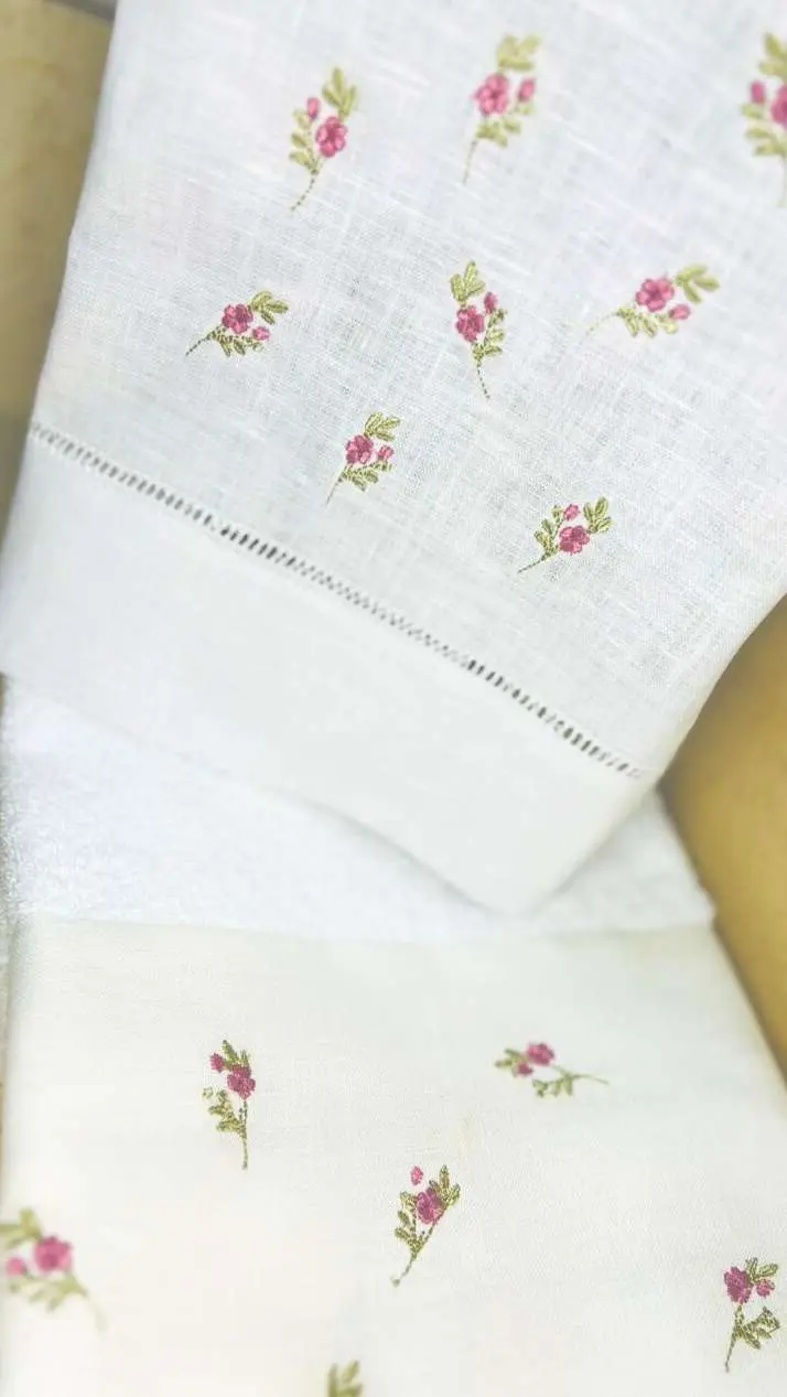 Toallas de lino con florecitas rosadas bordadas