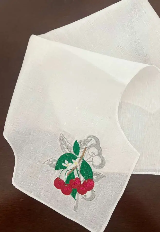 Panera de lino con cerezas bordadas