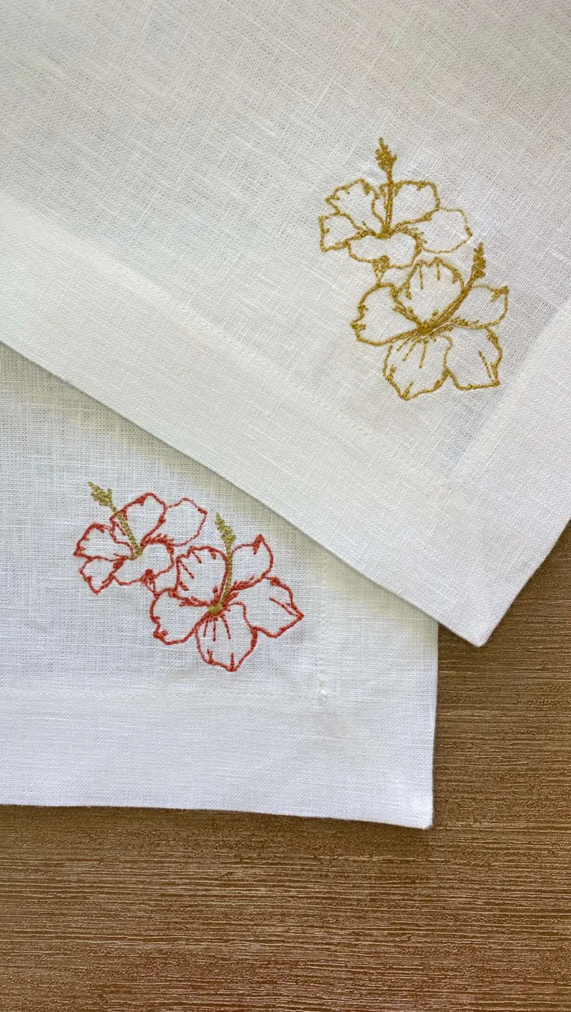 Servilletas de lino con cayenas bordadas en dorado y rojo