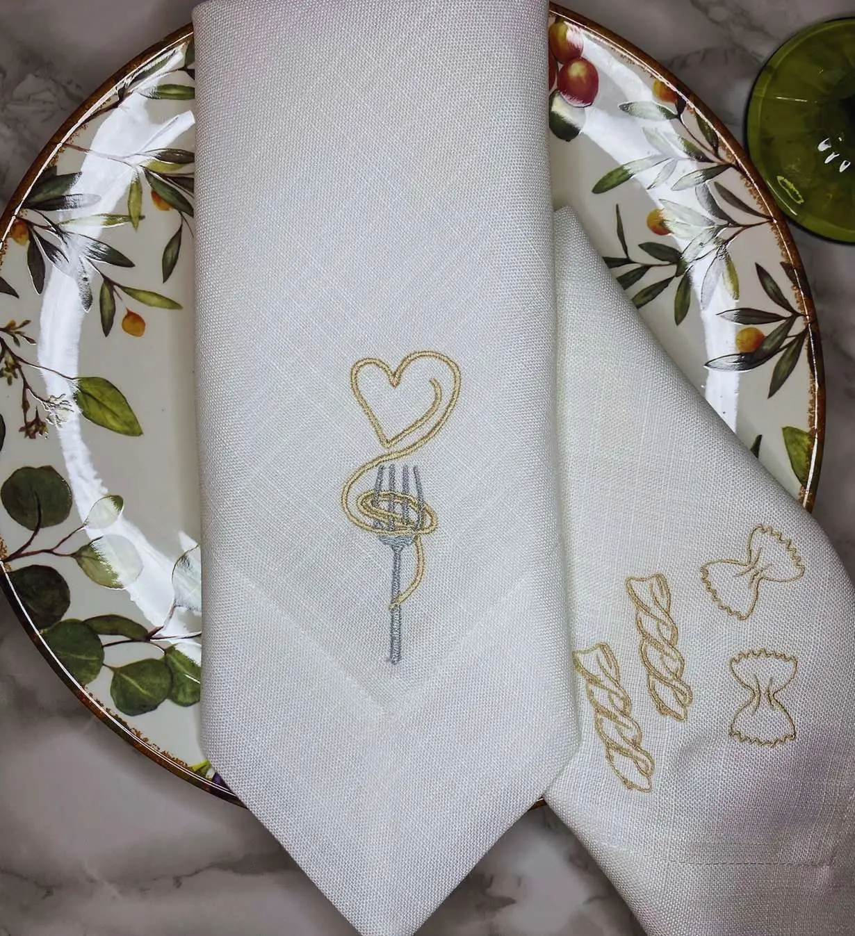 Servilletas de lino con un tenedor, un corazón y pasta bordados