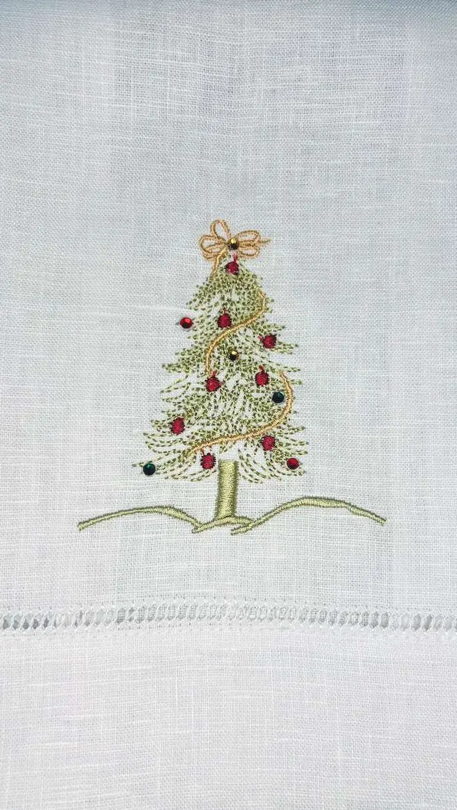 Toalla de cortesía con un árbol de Navidad bordado